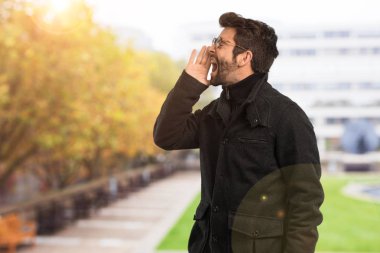 Genç adam bağırıyor ve öfkeli