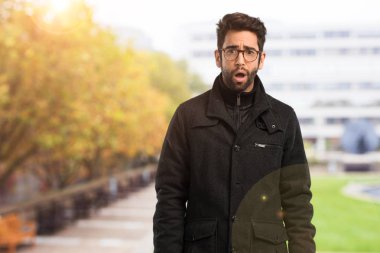 Genç adam şaşırmış ve üzgün