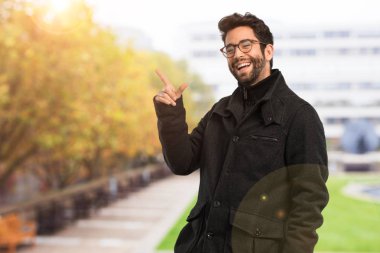 Genç adam dans ve mutlu