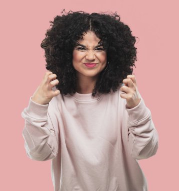 Genç kadın kızgın ve başlama