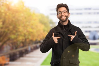 genç gururlu O'nun kendisini adam