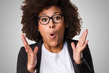 sürpriz siyah iş kadını gri arka plan üzerinde