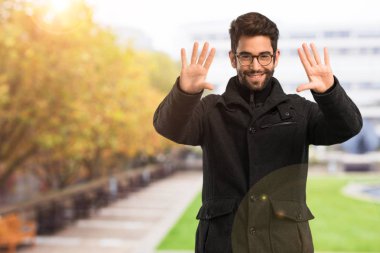 çerçeve hareketi yapan genç erkek