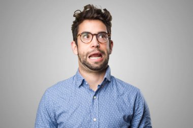 gri arka plan üzerinde duran genç adam