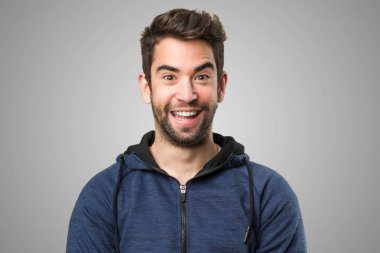gri arka plan üzerinde duran genç adam