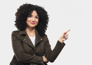 Genç kadın işaret ediyor.