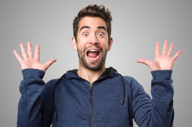 gri zemin üzerine şaşırmış genç adam