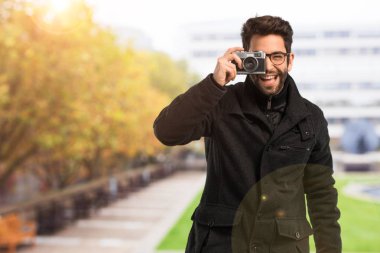 genç adam fotoğraf çekme