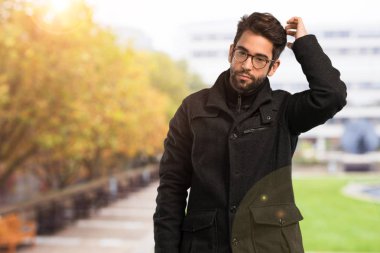 Genç adam iki şey arasında şüphe