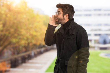 Genç adam bağırıyor ve öfkeli