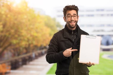 Genç adam tutarak dosya dolabı