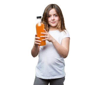 küçük kız bir portakal suyu şişesi holding