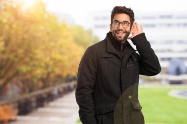 Genç adam dinleme jest yapıyor