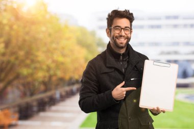 Genç adam bir dosya dolabı holding