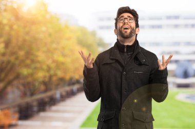 Genç adam kadar bağırarak