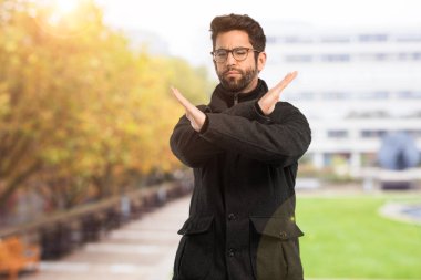 Dur bir jest yapan genç erkek