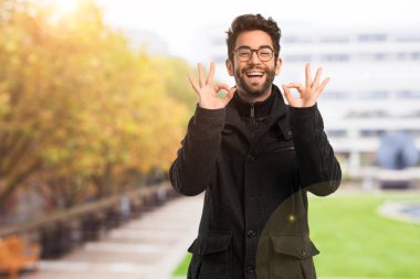 Tamam jest yapan genç erkek