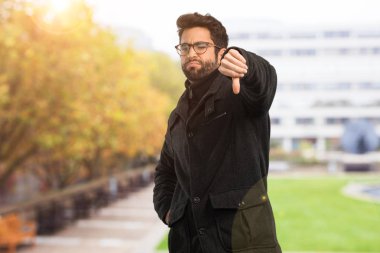 Genç adam başparmak aşağı