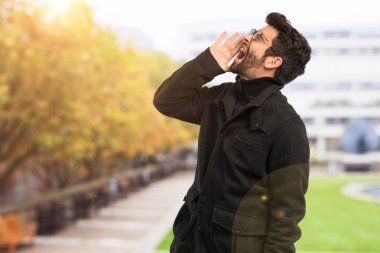 Genç adam bağırıyor ve öfkeli