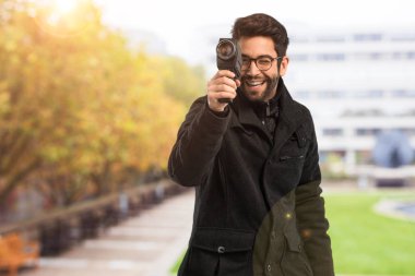 Genç adam bir video camara holding