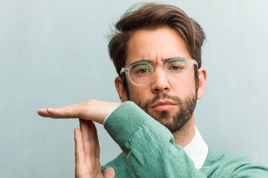 Bir zaman aşımı jest yapma yorgun ve bıkkın, genç yakışıklı girişimci adam yüz closeup iş stresi nedeniyle, zaman kavramı son verilmeli