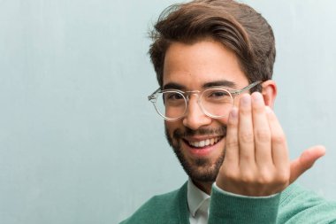 Genç yakışıklı girişimci adam yüz gel, kendinden emin ve gülümseyen bir hareketi el ile yapmak için davet portre pozitif ve güler yüzlü