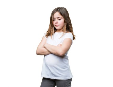 Beyaz arka plan üzerinde izole kızgın küçük kız
