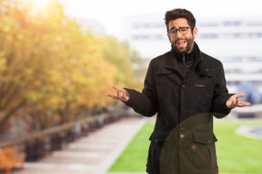 sürpriz ve karışık bir genç adam