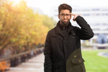 Genç adam deli jest yapıyor