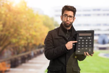Genç adam bir hesap makinesi holding