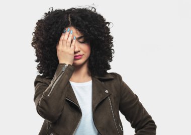 Genç kadın bir şey fark