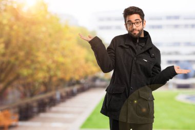 şüphe ve karışık bir genç adam