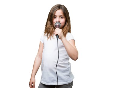 beyaz zemin üzerinde izole şarkı söyleyen küçük kız