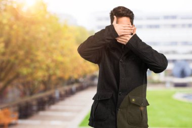 Genç adam gözler ve ağız kapsayan