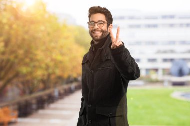 seri iki hareketi yapan genç erkek