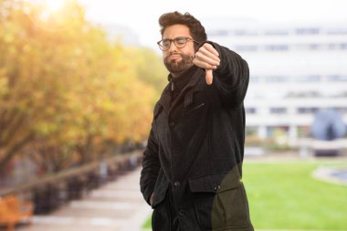 Genç adam başparmak aşağı