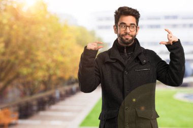 Genç adam iki şey arasında şüphe