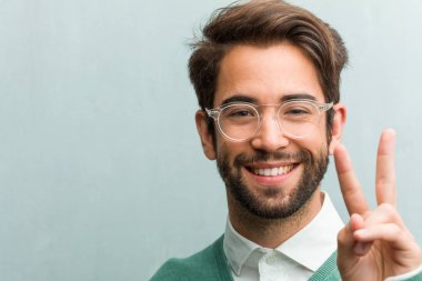 Genç yakışıklı girişimci adam yüz sayma, kavramı matematik, kendinden emin ve neşeli portre gösteren sayı iki, sembol