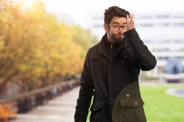 Genç adam şaka ve having fun