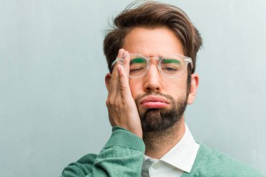 Genç yakışıklı girişimci adam closeup endişeli ve bunalmış, unutkan kabul, bir şeyi ifade bir hata yapılmış olması, şok fark