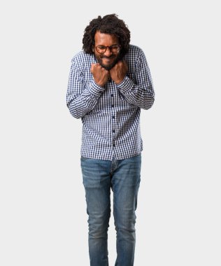 Silah, bir zafer ya da başarı, piyango kazanan kutluyor yükselterek yakışıklı iş Afro-Amerikan adamı çok mutlu ve heyecanlı,
