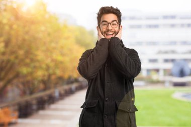 Genç adam mutlu ve gülümseyerek