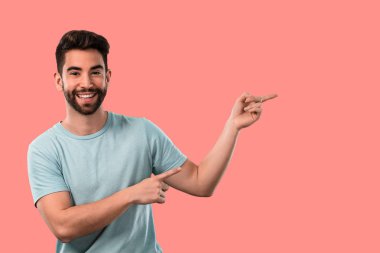 gülümseyen ve işaret eden genç adam