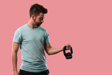 Egzersiz yapan atletik genç adam.