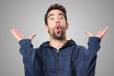 gri zemin üzerine şaşırmış genç adam