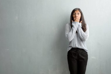 Bir şey söylemek ağız, sessizlik ve baskı, sembolü kapsayan bir grunge duvara Genç Hintli kadın çalışıyor