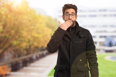 Genç adam şaşırmış ve üzgün