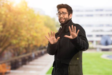 Genç adam korkmuş ve korku