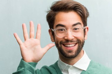 Genç yakışıklı girişimci adam yüz sayma, kavramı matematik, kendinden emin ve neşeli portre gösteren sayı beş, sembol