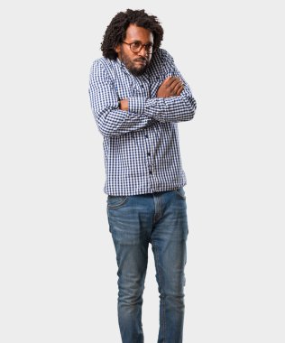 Şüphe ve omuzlar, shrugging yakışıklı Afrikalı-Amerikalı işadamı kavramı kararsızlık ve güvensizlik, hakkında bir şey belirsiz